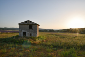 Simiane-la-Rotonde-pigeonnier Maison en pierre au levé du soleil sur la campagne provençale