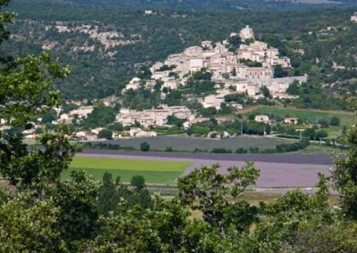 colline, plaine et village du charmant village Simiane La Rotonde 04150