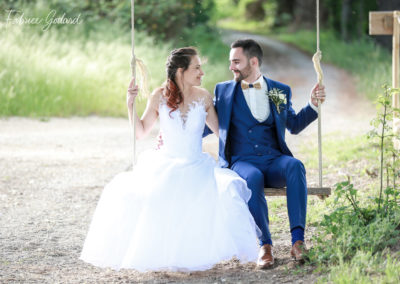 Photo de couple au Domaine Cassan sur la balançoire